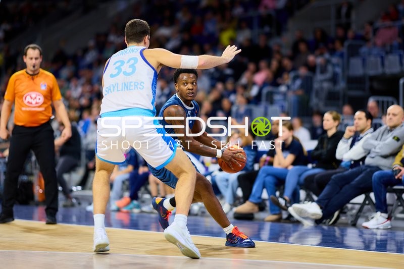DJ Horne (0; MLP Academics Heidelberg) mit Ball gegen Ryan Hawkins (33; Frankfurt Skyliners)