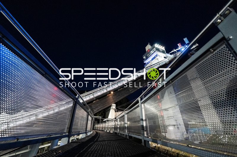 Beleuchtete Skisprungschanze in Oberstdorf