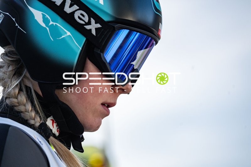 Athletin fokussiert vor Sprung