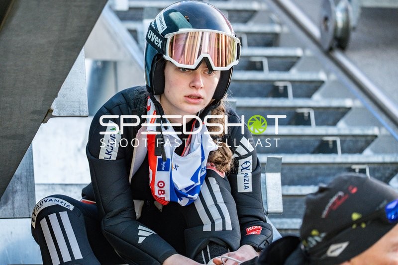 Athletin bei Two-Nights Tour Skispringen Damen