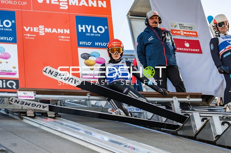 Skispringerin startet in Oberstdorf