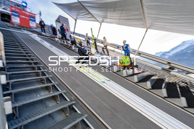 Skispringerin in Startposition