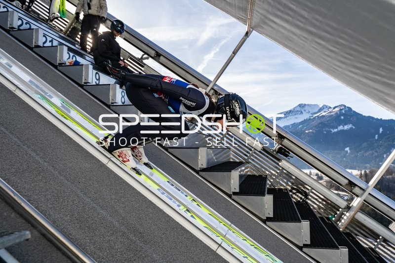 Skispringerin in Startposition