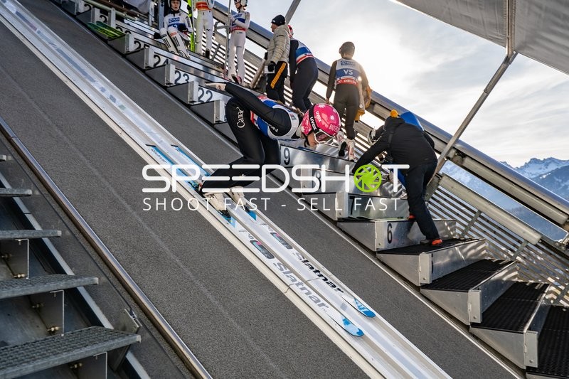 Skispringerin beim Start in Oberstdorf