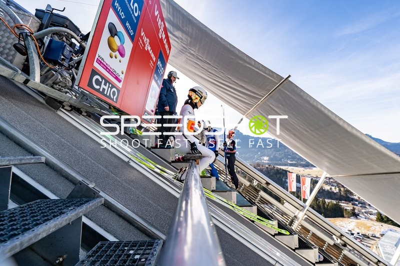 Skispringerinnen am Start