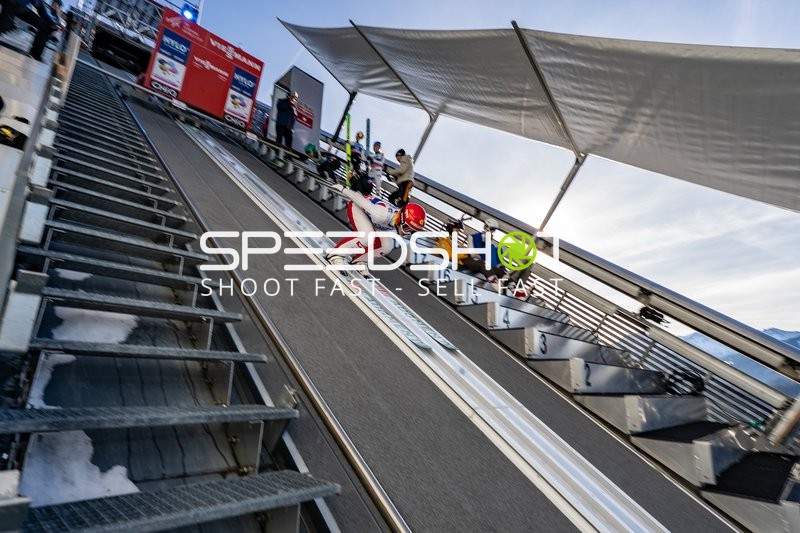 Skispringerin beim Absprung in Oberstdorf
