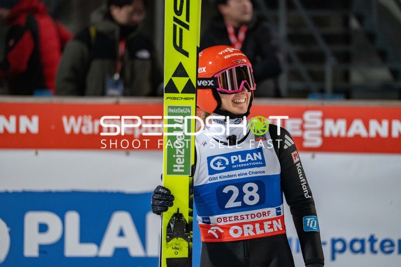Skispringerin mit Startnummer 28