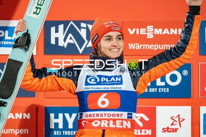 Startnummer 6 jubelt bei Two-Nights Tour