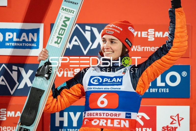 Startnummer 6 feiert in Oberstdorf