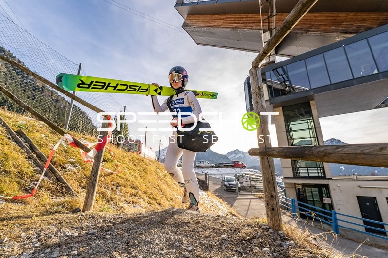 Skispringerin mit Skiern in Oberstdorf