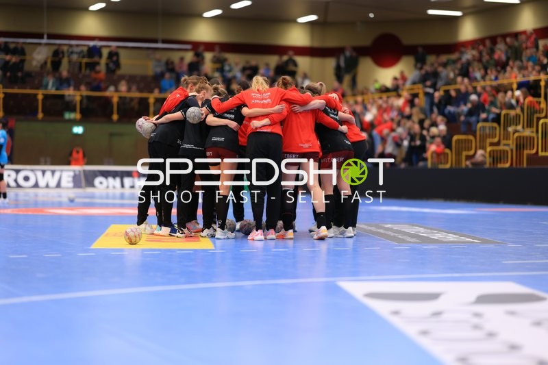 Szene mit Mareike Thomaier (2; HSG Bensheim/Auerbach) und Teamkollegen