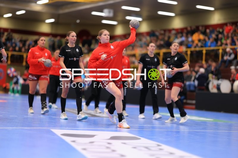 Szene mit Nina Engel (6; HSG Bensheim/Auerbach) und Jule Polsz (71; HSG Bensheim/Auerbach)