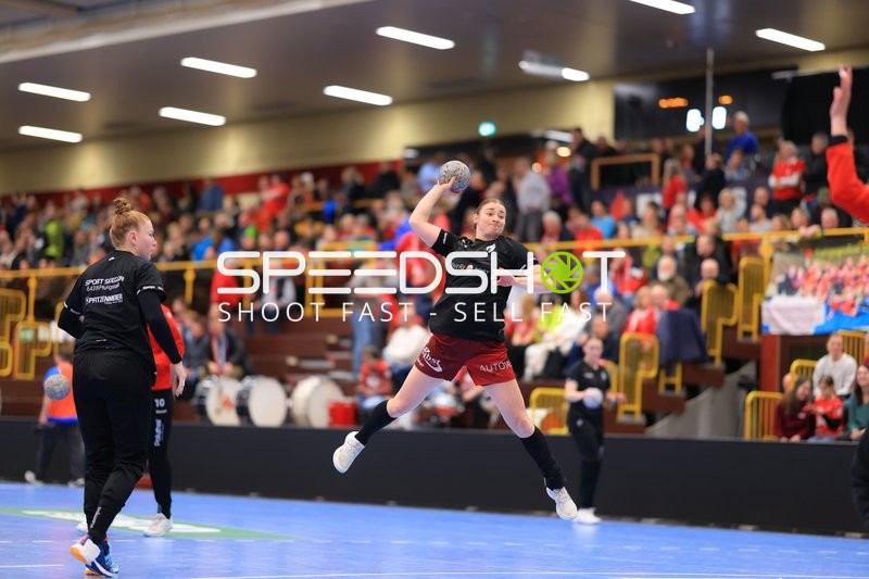 Szene mit Isabell Hurst (5; HSG Bensheim/Auerbach) und Meike Schmelzer (24; HSG Bensheim/Auerbach)