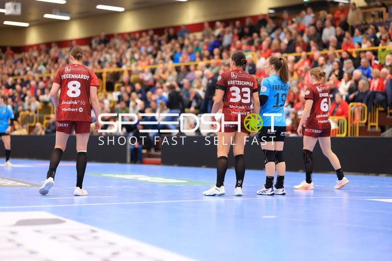 Szene mit Lena Sophia Degenhardt (8; HSG Bensheim/Auerbach) und Luca Farago (19; Thüringer HC)