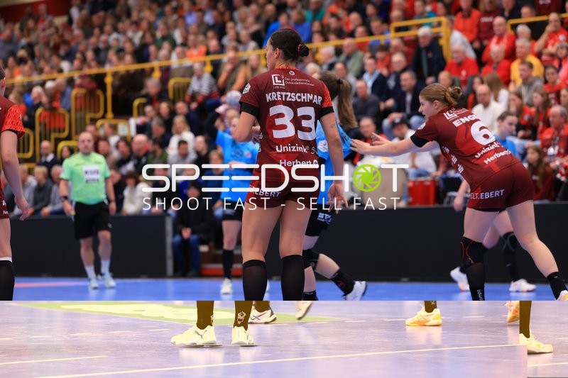 Szene mit Lucie-Marie Kretzschmar (33; HSG Bensheim/Auerbach) und Nina Engel (6; HSG Bensheim/Auerbach)