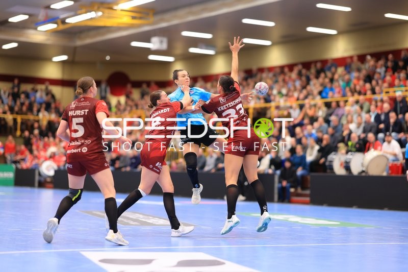 Szene mit Julie Holm (8; Thüringer HC) und Isabell Hurst (5; HSG Bensheim/Auerbach)