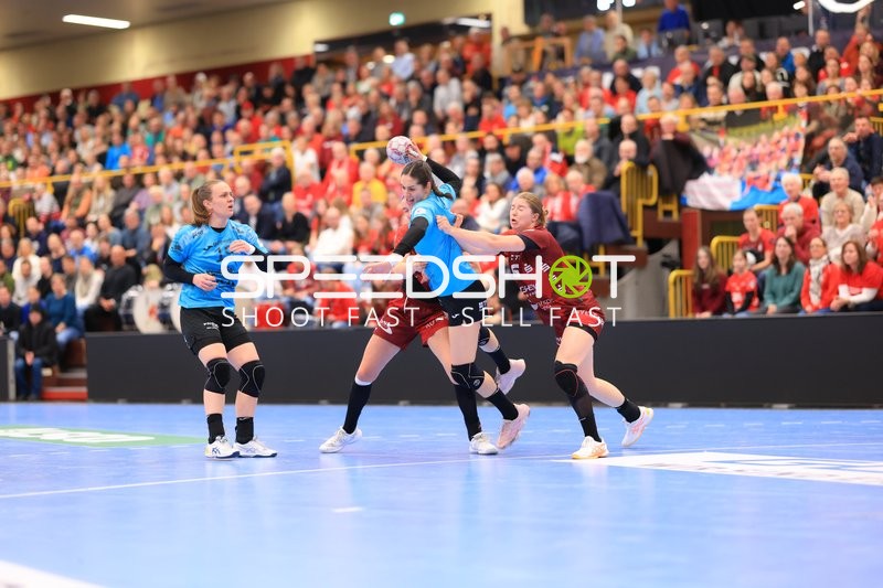 Szene mit Luca Farago (19; Thüringer HC) und Nina Engel (6; HSG Bensheim/Auerbach)