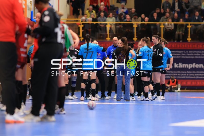 Szene mit Kim Ott (25; Thüringer HC) und Csenge Kuczora (59; Thüringer HC)