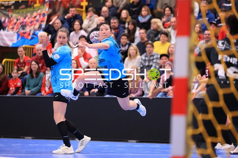 Szene mit Natsuki Aizawa (23; Thüringer HC) und Csenge Kuczora (59; Thüringer HC)