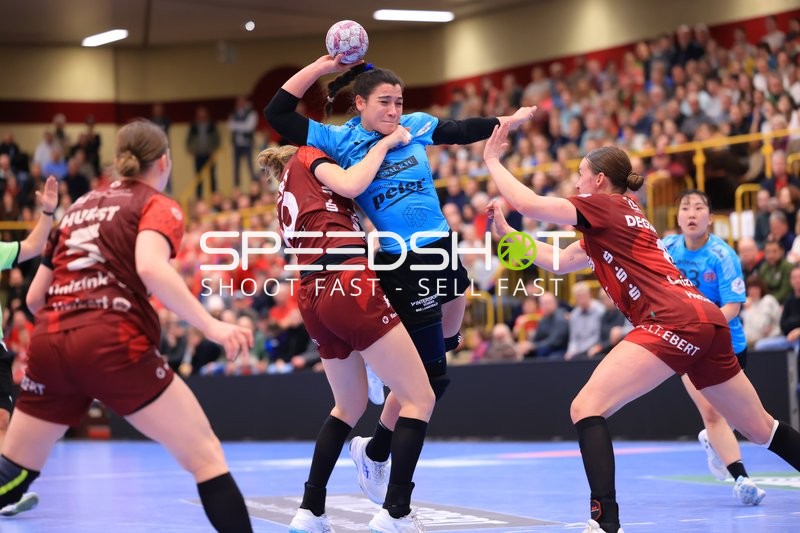 Szene mit Giulia Guarieiro (13; Thüringer HC) und Natsuki Aizawa (23; Thüringer HC)