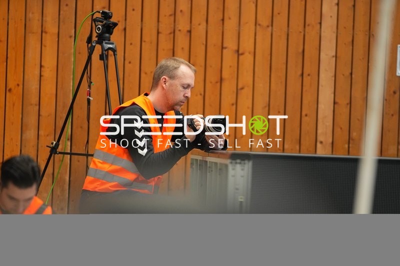 Trainer bei Kameraaufnahme