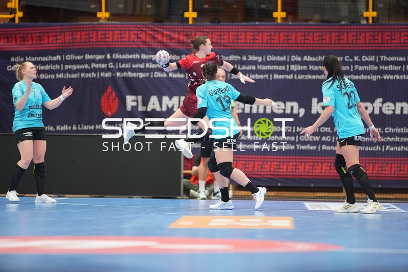 Szene mit Lotta Heider (7; Thüringer HC) und Teamkollegen