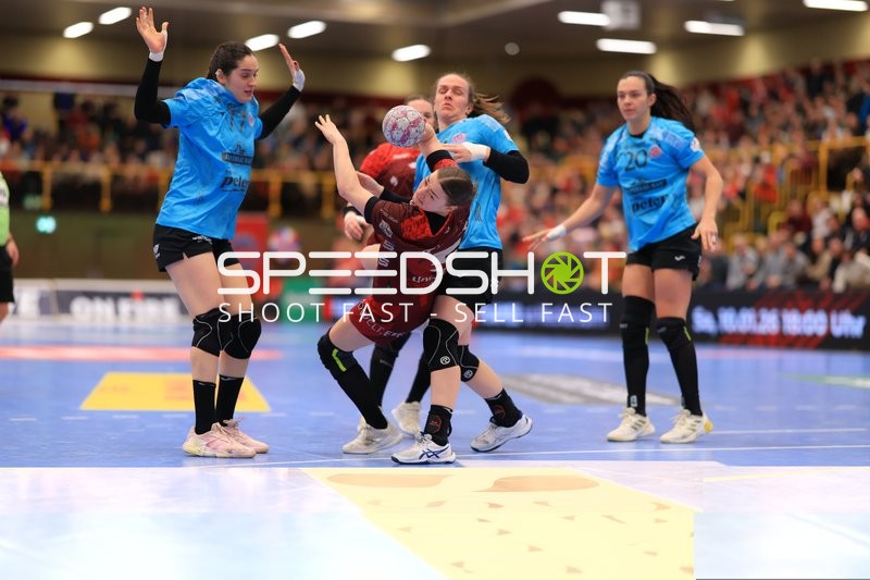 Szene mit Luca Farago (19; Thüringer HC) und Gegnerinnen