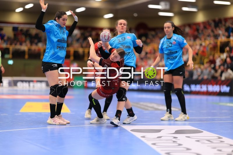 Szene mit Luca Farago (19; Thüringer HC) und Isabell Hurst (5; HSG Bensheim/Auerbach)