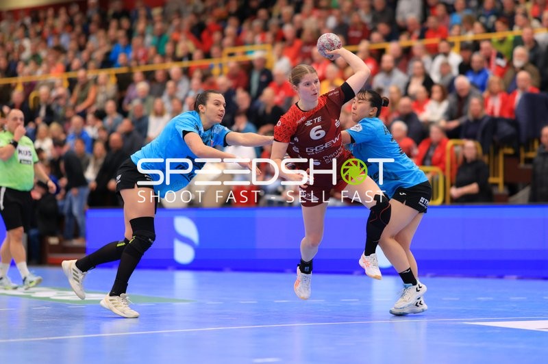 Szene mit Nina Engel (6; HSG Bensheim/Auerbach) und Jana Scheib (20; Thüringer HC)