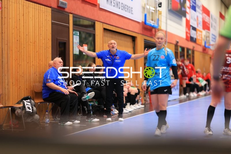 Szene mit Rikke Hoffbeck Petersen (22; Thüringer HC) und Trainerteam