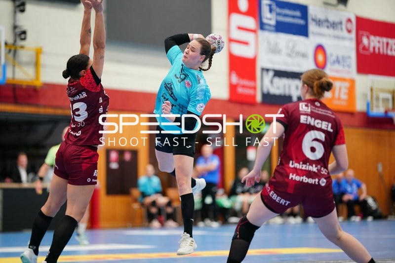 Szene mit Csenge Kuczora (59; Thüringer HC) und Gegnerinnen