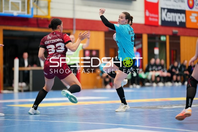 Szene mit Csenge Kuczora (59; Thüringer HC) und Lucie-Marie Kretzschmar (33; HSG Bensheim/Auerbach)