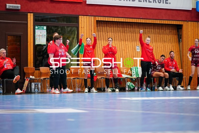 Szene mit Meike Schmelzer (24; HSG Bensheim/Auerbach) und Teamkollegen