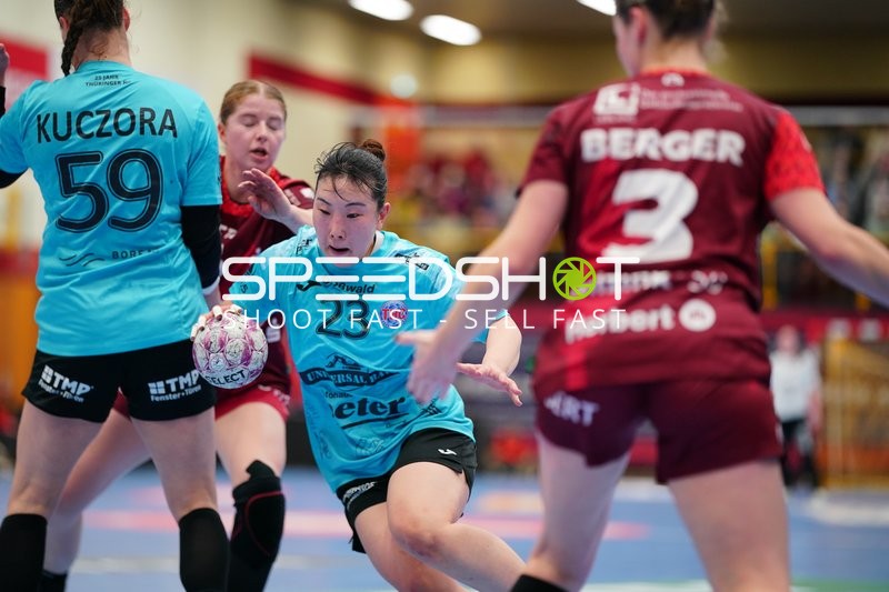Szene mit Nina Engel (6; HSG Bensheim/Auerbach) und Natsuki Aizawa (23; Thüringer HC)