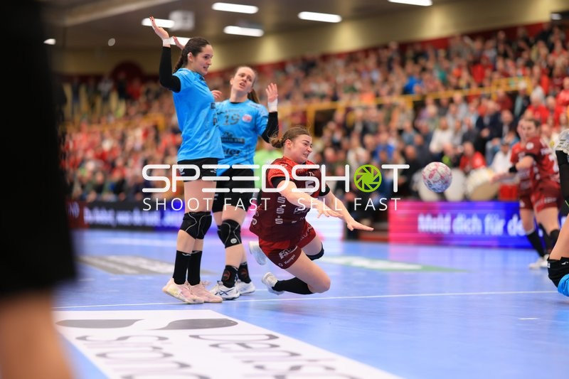 Szene mit Isabell Hurst (5; HSG Bensheim/Auerbach) und Luca Farago (19; Thüringer HC)