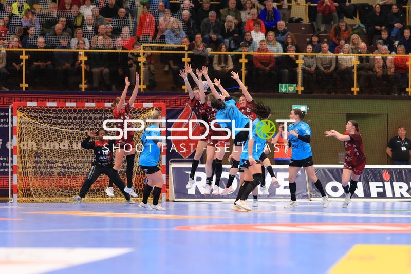 Szene mit Lena Sophia Degenhardt (8; HSG Bensheim/Auerbach), Isabell Hurst (5; HSG Bensheim/Auerbach) und Vanessa Fehr (16; HSG Bensheim/Auerbach)