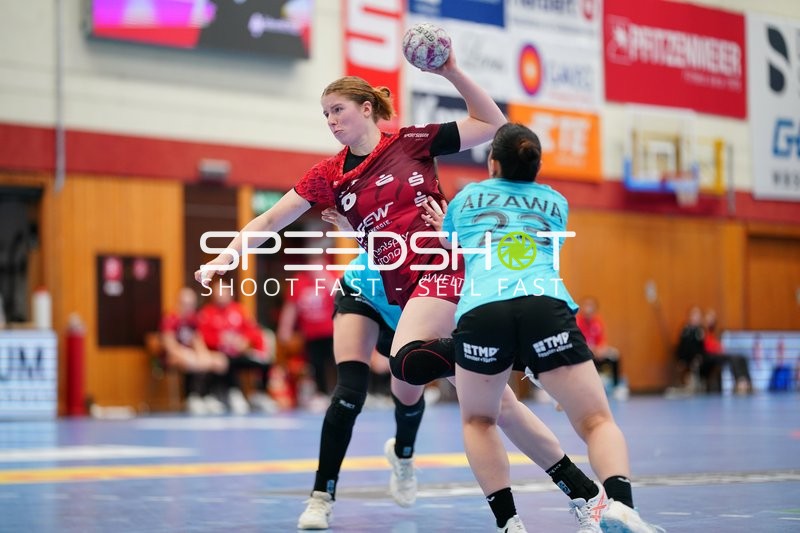 Nina Engel (6; HSG Bensheim/Auerbach) und Natsuki Aizawa (23; Thüringer HC) in Aktion