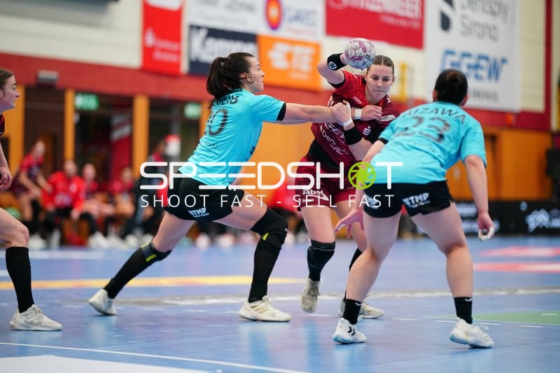 Szene mit Mareike Thomaier (2; HSG Bensheim/Auerbach) und Isabell Hurst (5; HSG Bensheim/Auerbach)