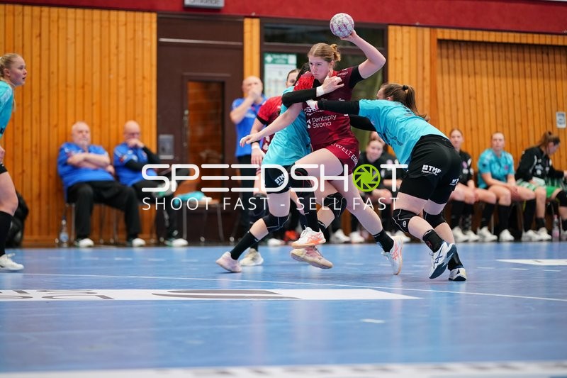 Nina Engel (6; HSG Bensheim/Auerbach) und Rikke Hoffbeck Petersen (22; Thüringer HC) in Aktion