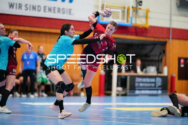 Szene mit Mareike Thomaier (2; HSG Bensheim/Auerbach) und Luca Farago (19; Thüringer HC)