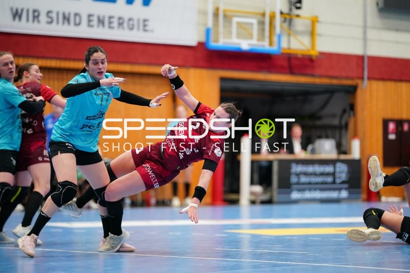 Szene mit Luca Farago (19; Thüringer HC), Isabell Hurst (5; HSG Bensheim/Auerbach) und Mareike Thomaier (2; HSG Bensheim/Auerbach)