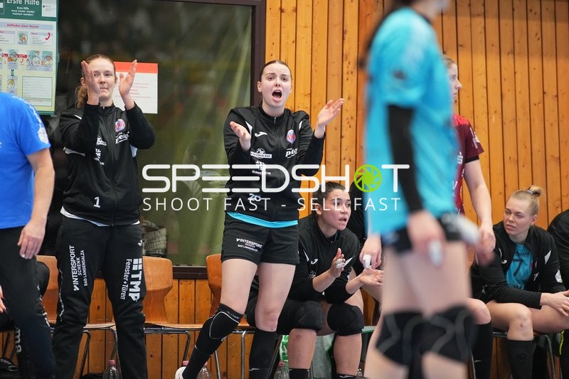 Szene mit Christina Lövgren Hallberg (1; Thüringer HC) und Teamkollegen
