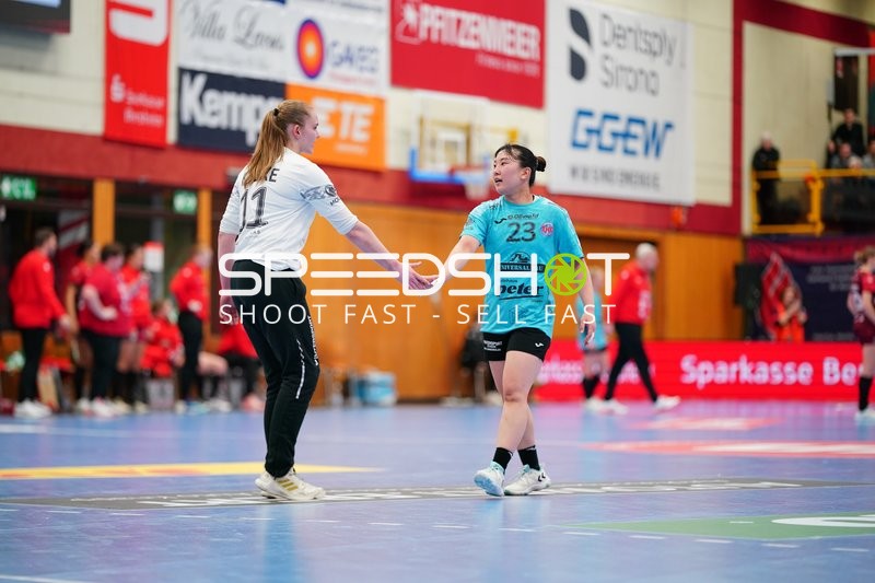 Szene mit Natsuki Aizawa (23; Thüringer HC) und Mira Bender (11; HSG Bensheim/Auerbach)