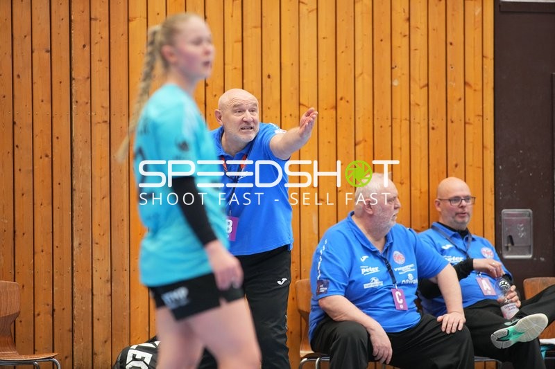 Szene mit Rikke Hoffbeck Petersen (22; Thüringer HC) und Trainern