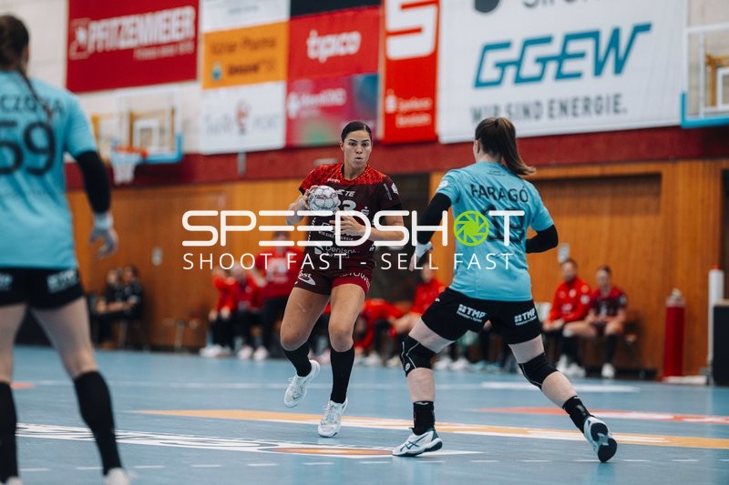 Lucie-Marie Kretzschmar (33; HSG Bensheim/Auerbach) mit Ball in Aktion