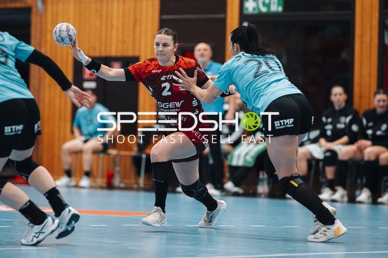 Szene mit Mareike Thomaier (2; HSG Bensheim/Auerbach) und Jana Scheib (20; Thüringer HC)