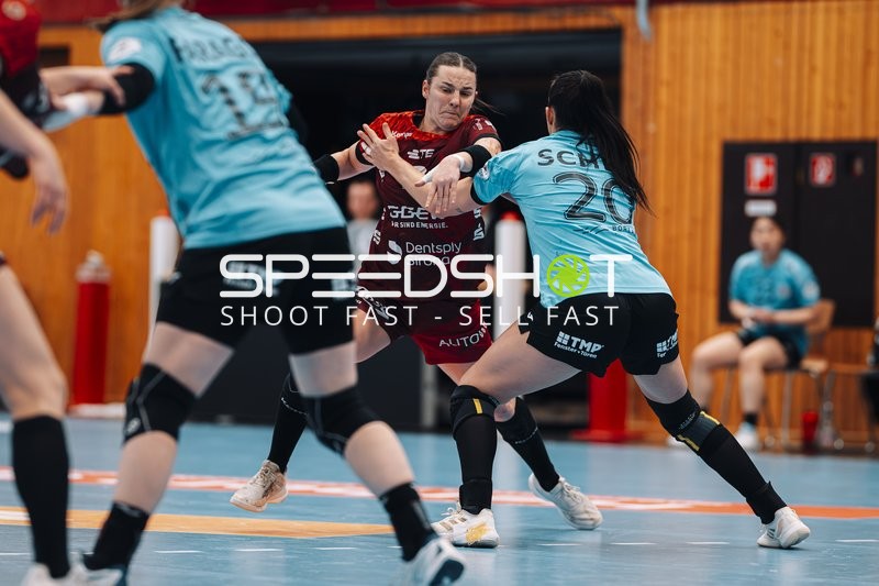 Szene mit Mareike Thomaier (2; HSG Bensheim/Auerbach) und Jana Scheib (20; Thüringer HC)