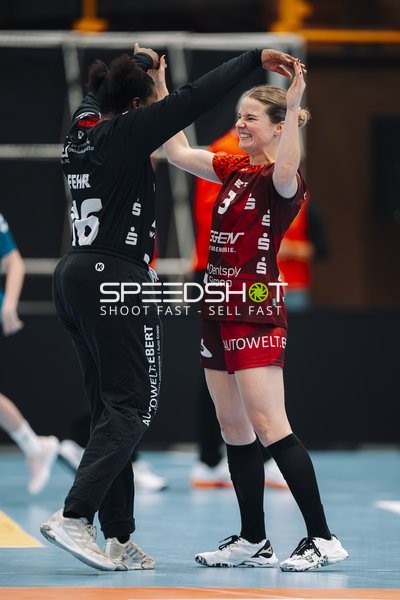 Szene mit Amelie Berger (3; HSG Bensheim/Auerbach) und Vanessa Fehr (16; HSG Bensheim/Auerbach)