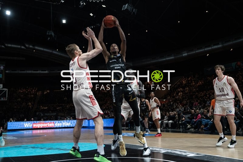 David NGuessan (1; Basketball Löwen Braunschweig) mit Wurf