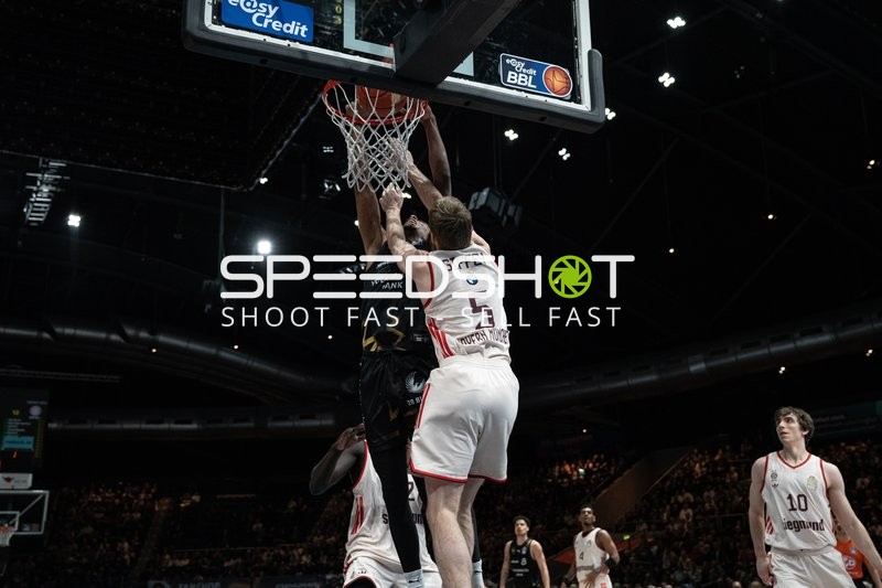 Justinian Jessup (10; FC Bayern Basketball) gegen Luka Ščuka (5; Basketball Löwen Braunschweig) am Korb